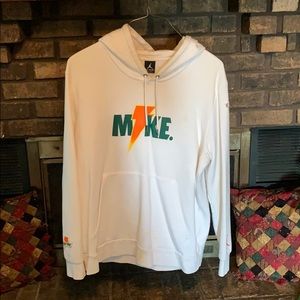 Don’t wear cool like mike hoodie, couple stains.